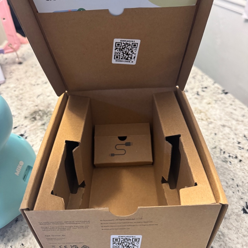 Blue Interactive Robot on Box - Picture 5 of 5